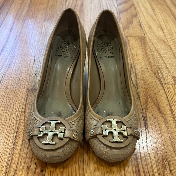 Tory Burch Snake Embossed Leather
Chelsea Pumps Beige 7 - Picture 1 of 8